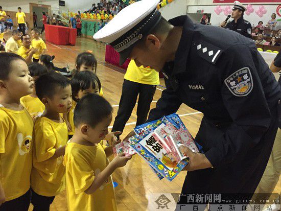 南宁市幼儿园举行亲子活动,交通手势操受宝宝青睐