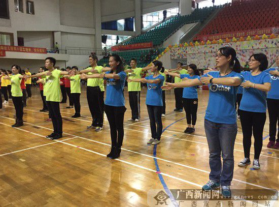 南宁市幼儿园举行亲子活动,交通手势操受宝宝青睐