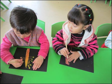 幼儿园中班美术刮画:树上的果子熟了